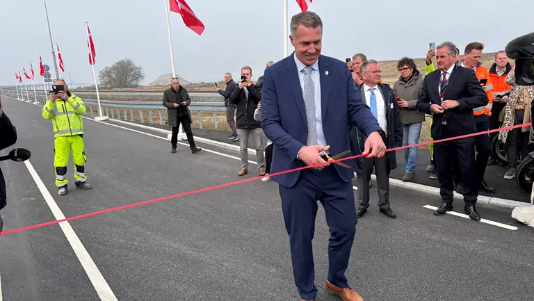 Borgmester klipper rødt bånd ved åbning af ny Storstrømsbro