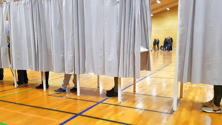 Stemmebokse i gymnastiksal